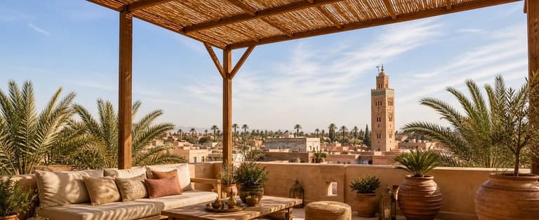 Terrasse du riad avec vue sur la Koutoubia et les palmiers de Marrakech